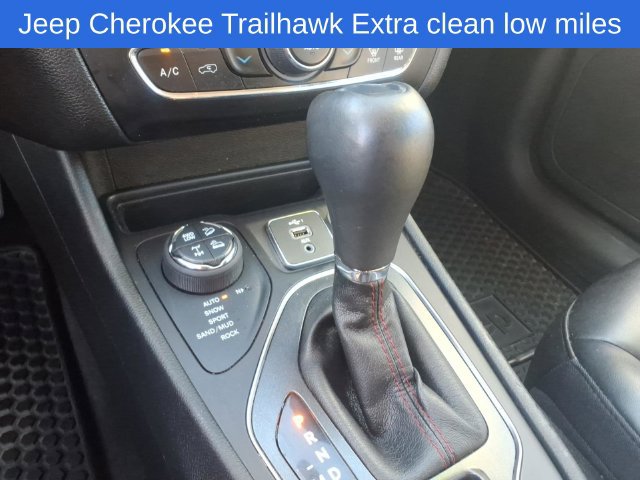 Used 2019 Jeep Cherokee Trailhawk w/ Comfort/Convenience Group AWD/4WD image 17