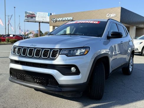 Used 2024 Jeep Compass Latitude image 3