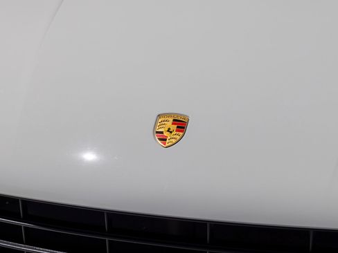 Certified 2021 Porsche Macan AWD/4WD image 17