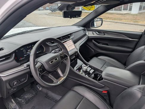 Used 2023 Jeep Grand Cherokee Overland w/ Luxury Tech Group IV image 19