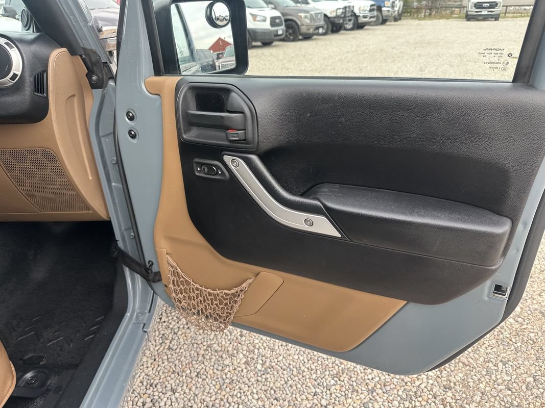 Used 2014 Jeep Wrangler Unlimited Sahara w/ Connectivity Group AWD/4WD image 12