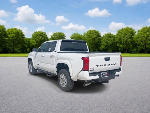 Used 2026 Toyota Tacoma SR5 AWD/4WD image 5