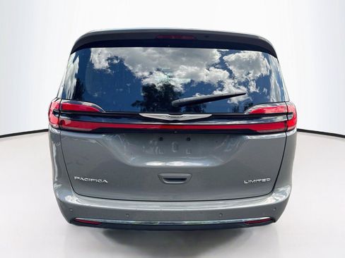 Used 2023 Chrysler Pacifica Limited FWD image 4