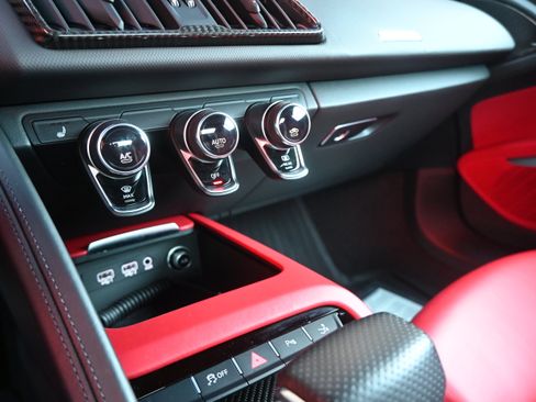 Used 2018 Audi R8 V10 w/ Premium Package RWD image 61