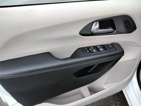 Used 2024 Chrysler Pacifica Touring-L image 29