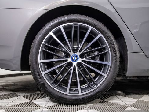 Used 2022 BMW 530e w/ Premium Package RWD image 39