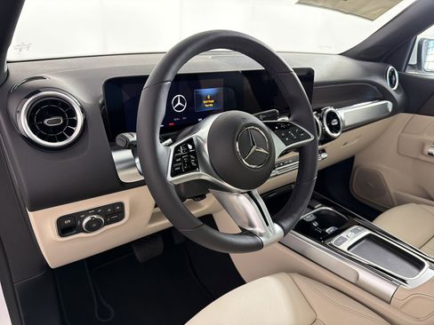 Used 2026 Mercedes-Benz GLB 250 4MATIC image 4