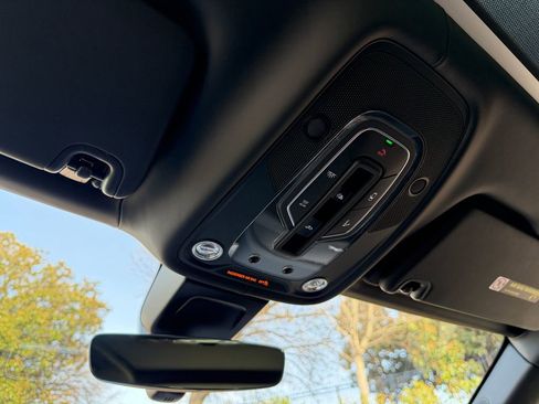 Used 2023 Bentley Bentayga Speed image 32