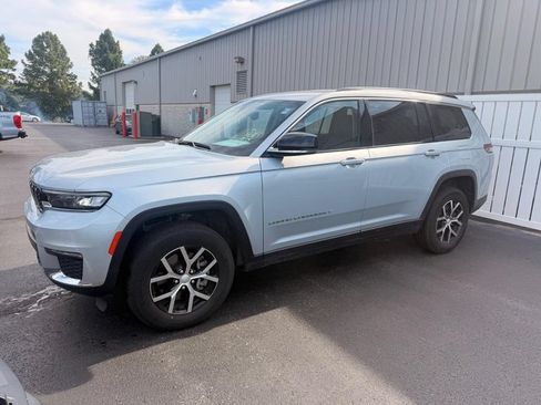 Used 2023 Jeep Grand Cherokee L Limited AWD/4WD image 2