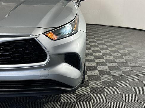 Used 2023 Toyota Highlander L FWD image 9