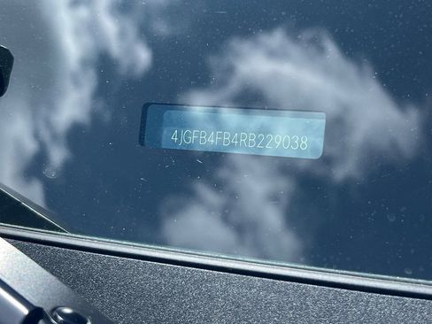 Used 2024 Mercedes-Benz GLE 350 4MATIC image 2
