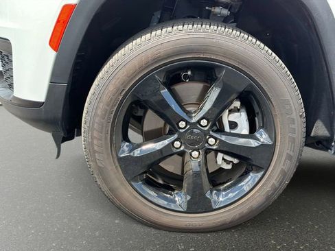 Used 2025 Jeep Grand Cherokee L Altitude image 10