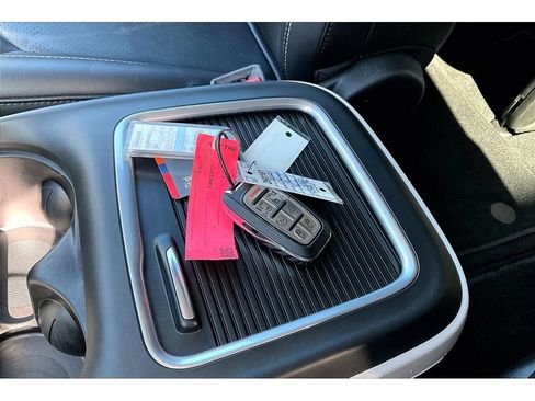 Used 2024 Chrysler Pacifica Touring-L FWD image 11