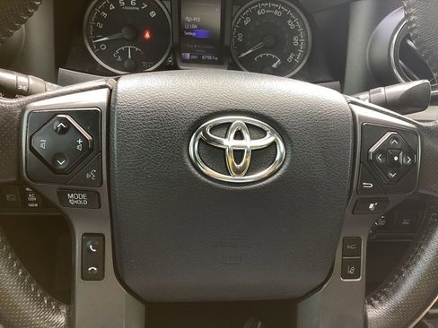 Used 2020 Toyota Tacoma TRD Off-Road w/ TRD Premium Off Road Package AWD/4WD image 22