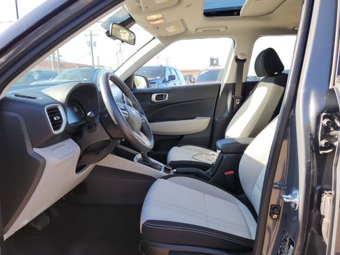 Used 2025 Hyundai Venue SEL FWD image 16