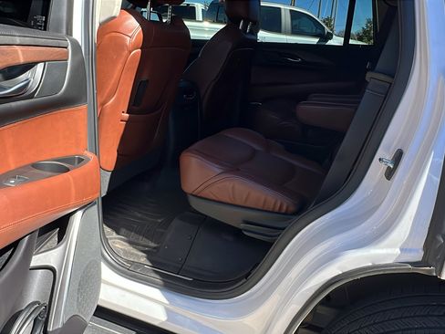 Used 2020 Cadillac Escalade Premium Luxury image 25