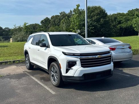 Used 2025 Chevrolet Traverse LT FWD image 2
