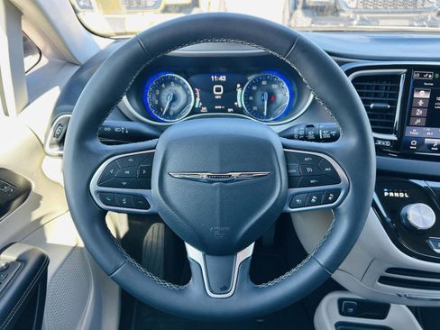 Used 2023 Chrysler Pacifica Touring-L image 16