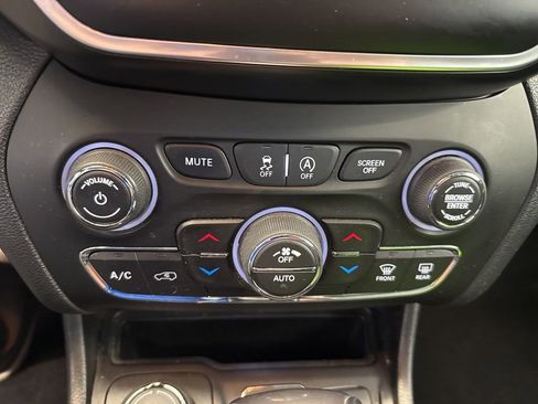 Used 2019 Jeep Cherokee Latitude Plus w/ Comfort/Convenience Group AWD/4WD image 13