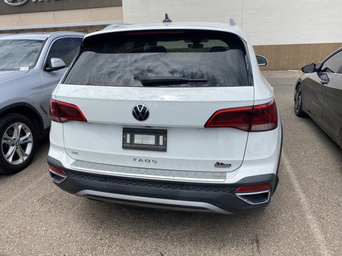 Used 2023 Volkswagen Taos SE w/ Panoramic Sunroof Package FWD image 3