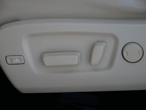 Used 2015 Toyota Highlander XLE image 12