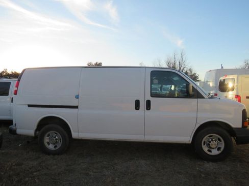 Used 2011 Chevrolet Express 2500 RWD image 24