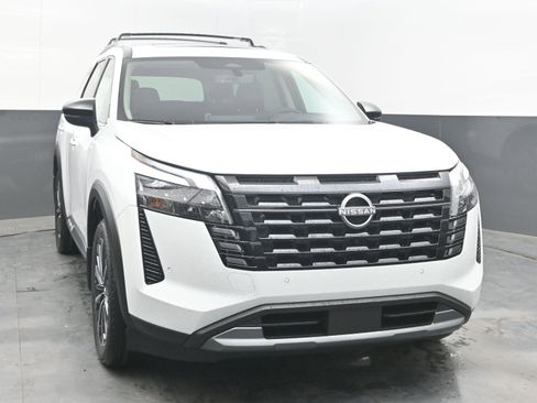 New 2026 Nissan Pathfinder Platinum FWD image 2