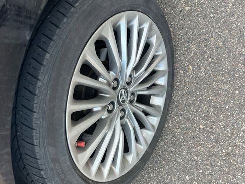 Certified 2019 Toyota Avalon Limited w/ Advanced Safety Package FWD image 5