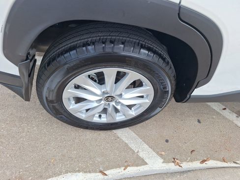 Used 2025 Toyota Corolla Cross LE image 11