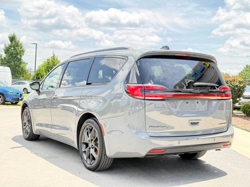 Used 2025 Chrysler Pacifica Limited FWD image 12