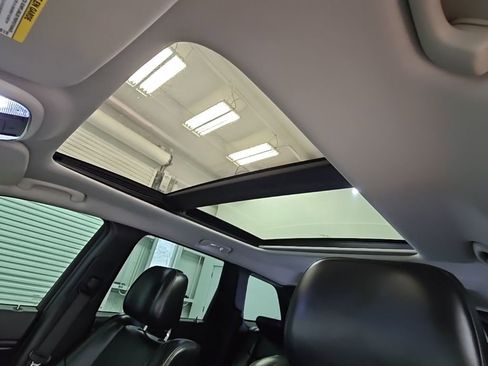 Used 2011 Jeep Grand Cherokee Limited w/ Luxury Group II image 27