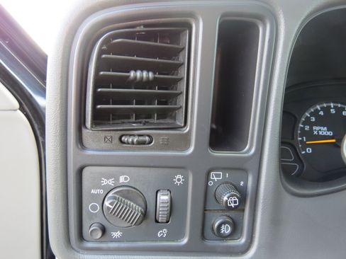 Used 2004 Chevrolet Tahoe LT w/ LT Preferred Equipment Group RWD image 16