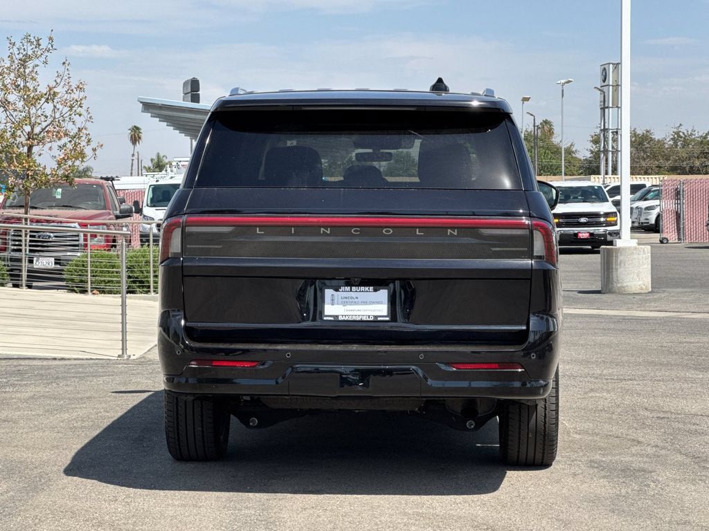 Certified 2025 Lincoln Navigator L Reserve AWD/4WD image 4