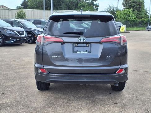 Used 2018 Toyota RAV4 LE FWD image 8