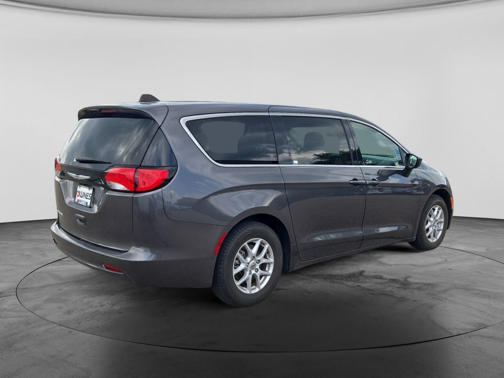 Used 2023 Chrysler Voyager LX FWD image 9