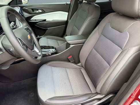 Certified 2025 Chevrolet Trax LT w/ Sunroof Package FWD image 23