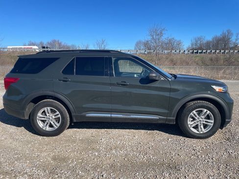 Used 2022 Ford Explorer XLT w/ Equipment Group 202A image 4