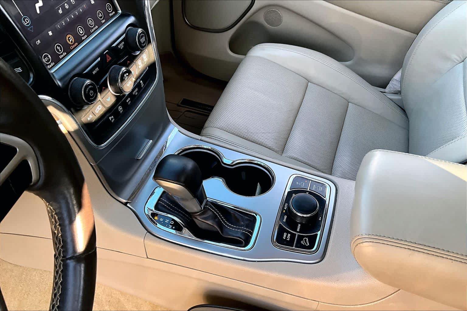 Used 2018 Jeep Grand Cherokee Overland AWD/4WD image 24