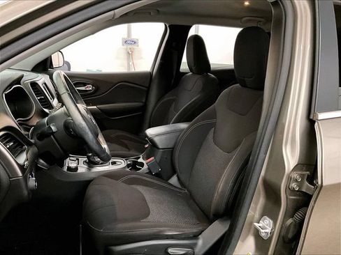Used 2019 Jeep Cherokee Latitude w/ Cold Weather Group AWD/4WD image 24