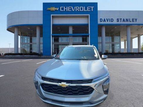 Used 2025 Chevrolet Trax LT w/ Driver Confidence Package FWD image 3