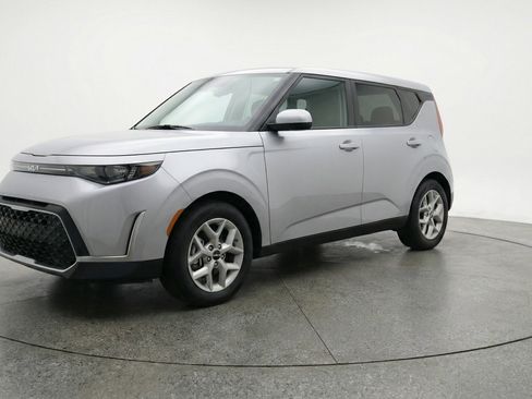 Used 2025 Kia Soul LX w/ LX Technology Package image 3