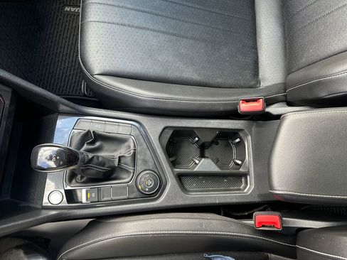 Used 2022 Volkswagen Tiguan SE w/ Panoramic Sunroof Package image 13