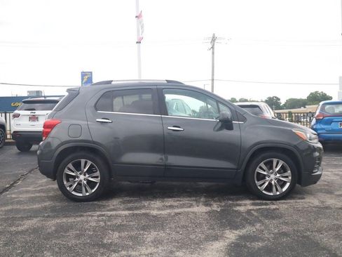 Used 2020 Chevrolet Trax LT w/ Sun & Sound Package FWD image 4