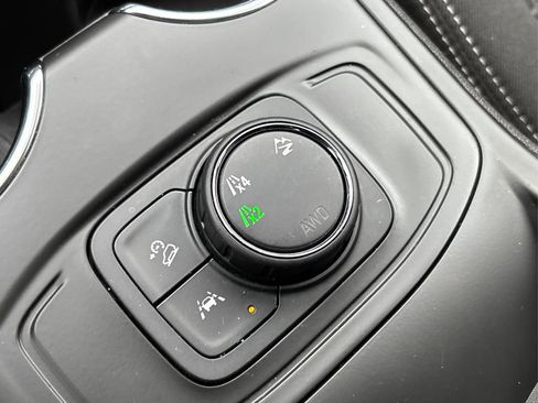 Used 2024 GMC Terrain SLE image 32