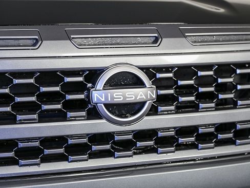 Used 2025 Nissan Frontier SV image 3