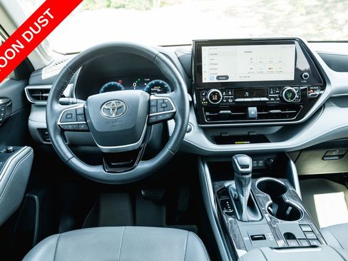Used 2024 Toyota Highlander Platinum FWD image 13