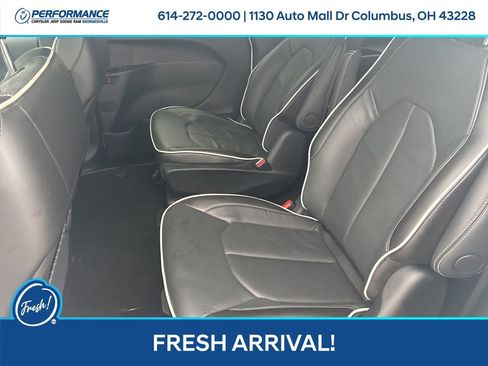 Used 2024 Chrysler Pacifica Premium image 13