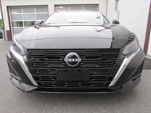 Used 2025 Nissan Altima 2.5 SV FWD image 2