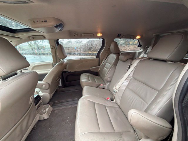 Used 2019 Toyota Sienna XLE w/ XLE Navigation Package FWD image 13