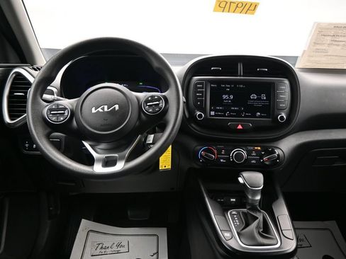 Used 2025 Kia Soul LX w/ LX Technology Package FWD image 14